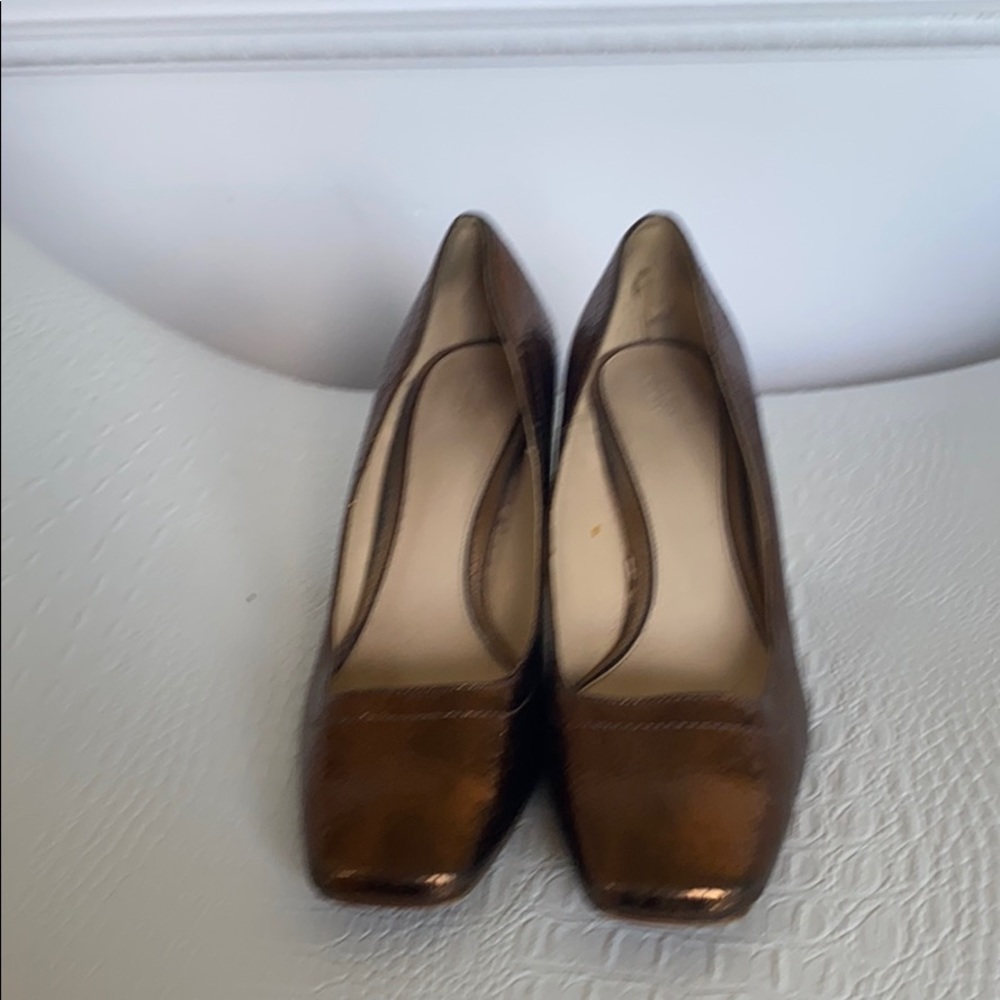 Metallic shoes with Gold Block Heel
